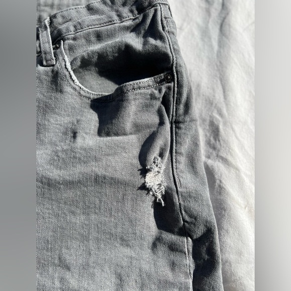 Old Navy distressed shorts. Size 18, gray - Picture 4 of 8